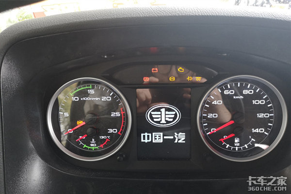 仪表部是机械式指针 液晶屏的组合设计,转速,水温,时速,燃油信息一目