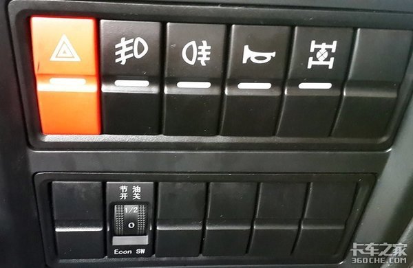这款车型的驾驶室是采用非常经济实用的平地板驾驶室,方便驾驶员日常
