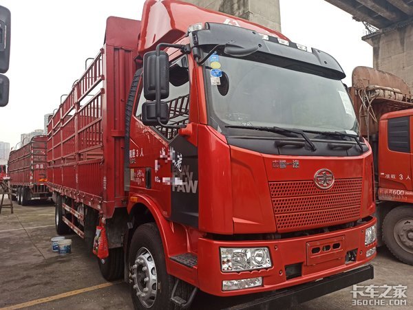 比2轴车拉货多实拍解放j6l8米7载货车