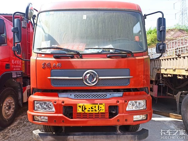 标载运输首选实拍东风天锦8x4自卸车
