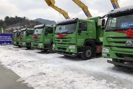 中国重汽环保渣土车 助力贵阳轨道建设
