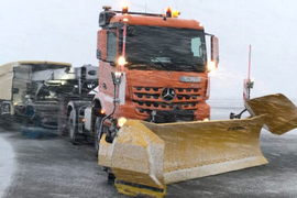 戴姆勒卡车自动除雪 自动驾驶商用车辆成功用于封闭区域