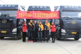 JH6司机勇伸援手搭救7人面包车侧翻起火