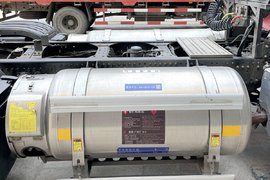 侧置双气瓶的LNG德龙X3000牵引车 解决续航里程焦虑&提升被动安全性