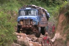 非洲致命货车 板簧断了胶带粘 刹车全靠石头 电视剧都不敢这么演