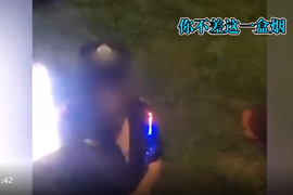 保安高举二维码向卡友要烟钱 服务区称其为外包人员将解聘