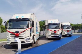 氢领蓝途 一汽解放100台氢燃料电池车上海交付