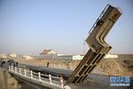 宁夏吴忠桥梁被压垮 网民质疑桥梁质量