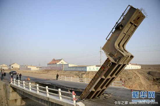 宁夏吴忠桥梁被压垮 网民质疑桥梁质量