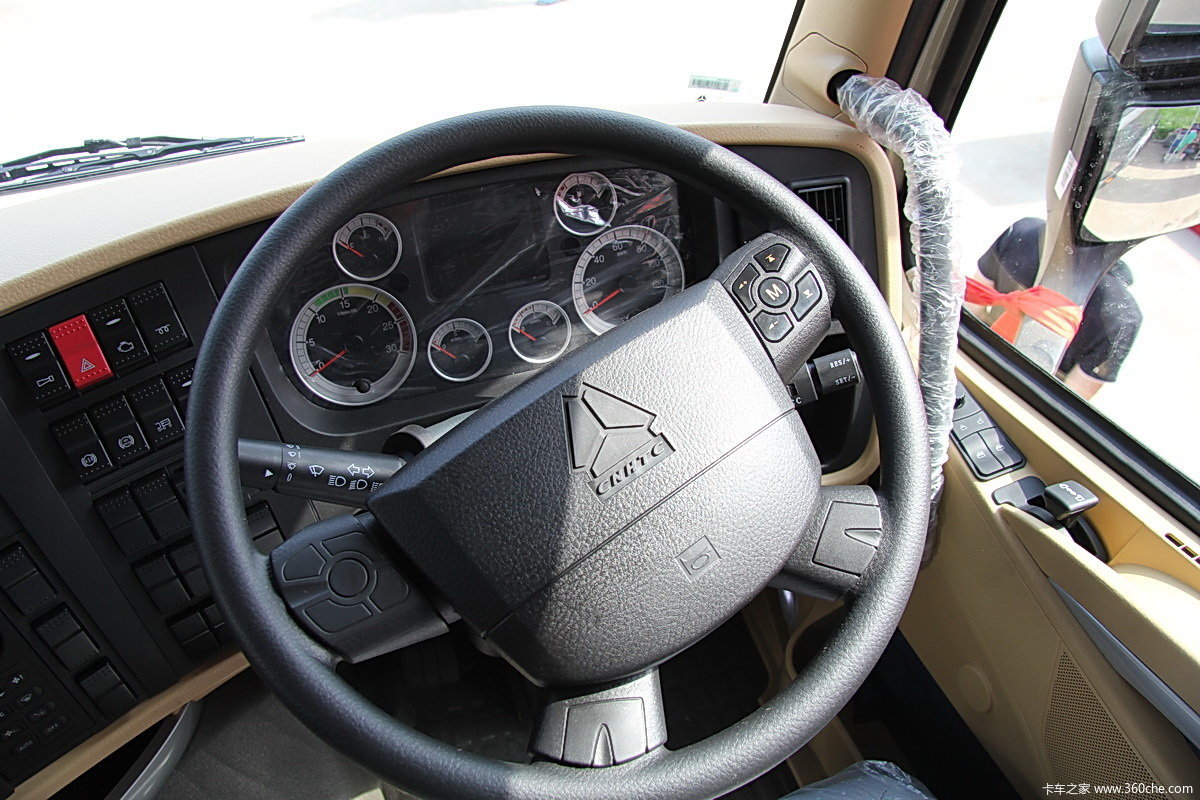 中国重汽300辆欧五版howoa7交付香港图片列表