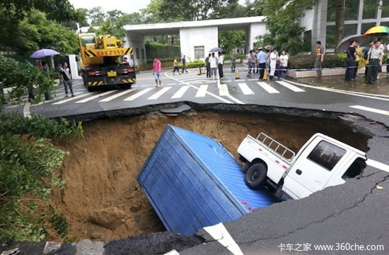 深圳连降暴雨出现地陷 两货车陷入坑内