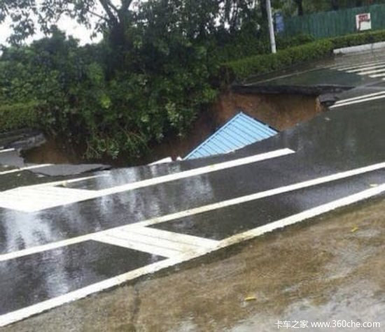 深圳连降暴雨出现地陷 两货车陷入坑内