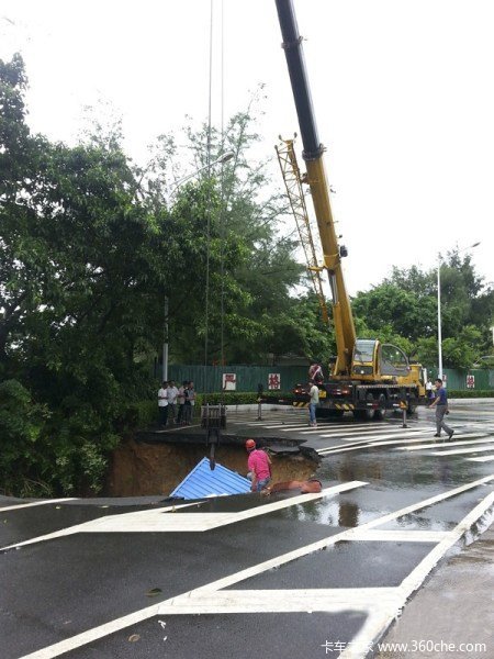 深圳连降暴雨出现地陷 两货车陷入坑内