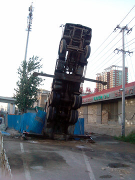 北京吊车仰翻砸坏板房
