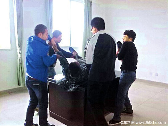 货车超30余吨 司机称与收费站冲突被打