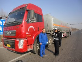 青岛严控危化品运输车