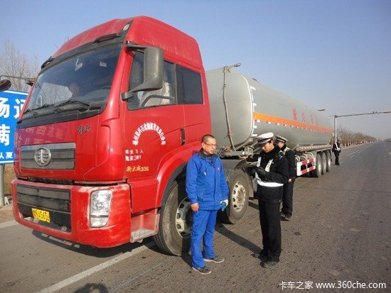 �ൺ�Ͽ�Σ��Ʒ���䳵ȷ��Ⱥ�ڳ��а�ȫ