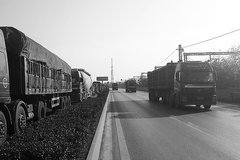 ���۰�ʩ�� 107������ʯ���紦��ͨ����