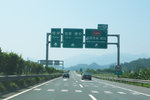 G72泉南高速挂车撞护坡 当心暴雨路滑