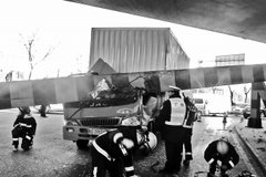 ��������ײ���޸߸� ˾�����ұ�������