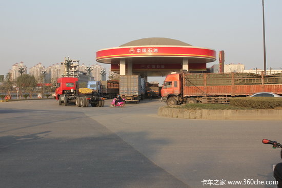 重庆多地已显油荒苗头 尚未波及到成都
