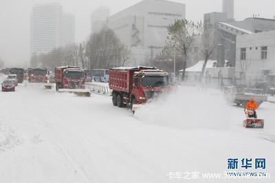 暴雪致路面结冰 渝昆高速实施交通管制