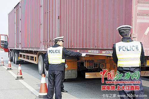 25%高速事故 货物超长防护装置深埋车尾