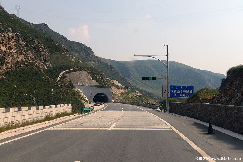 《危化车需绕行 包头s211大青山隧道禁行》图片列表