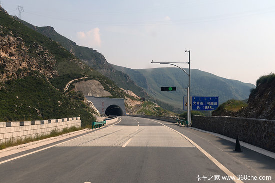 危化车需绕行 包头S211大青山隧道禁行