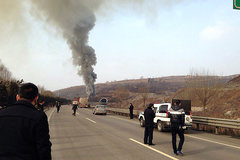 ϸ�ڴ��� ɽ�������¹�Ŀ����ͻȻ׹��