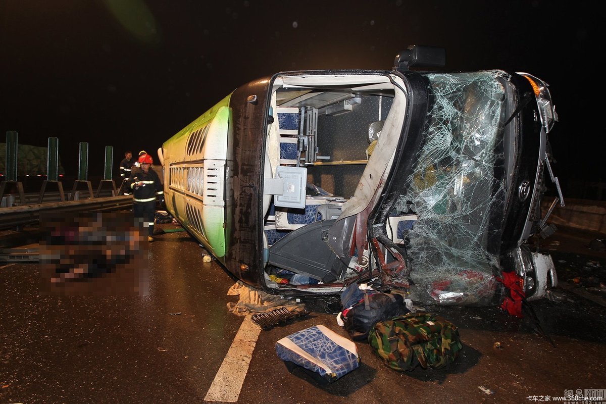 15死56伤包茂高速黔江段发生重大事故图片列表