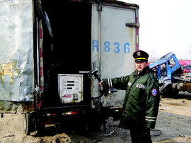 油罐车"穿马甲"偷卖油