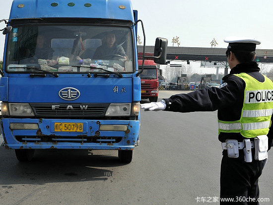 '逾期脱检'重罚 贵阳全面排查大中货车