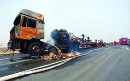 满载纸板箱卡车突起火