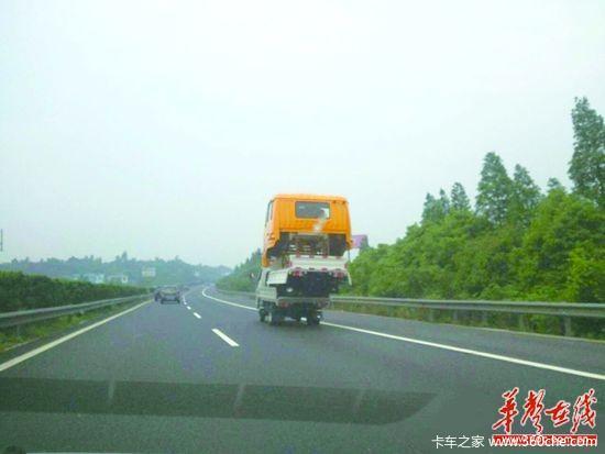 卡车高速叠罗汉 面临超限超载两种处罚
