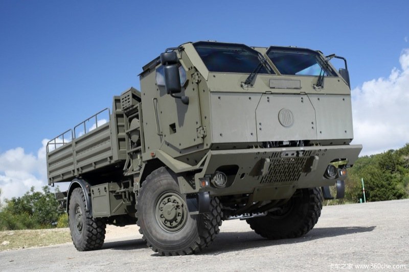 《四驱装甲猛兽 太拖拉展出新型军用卡车》图片列表