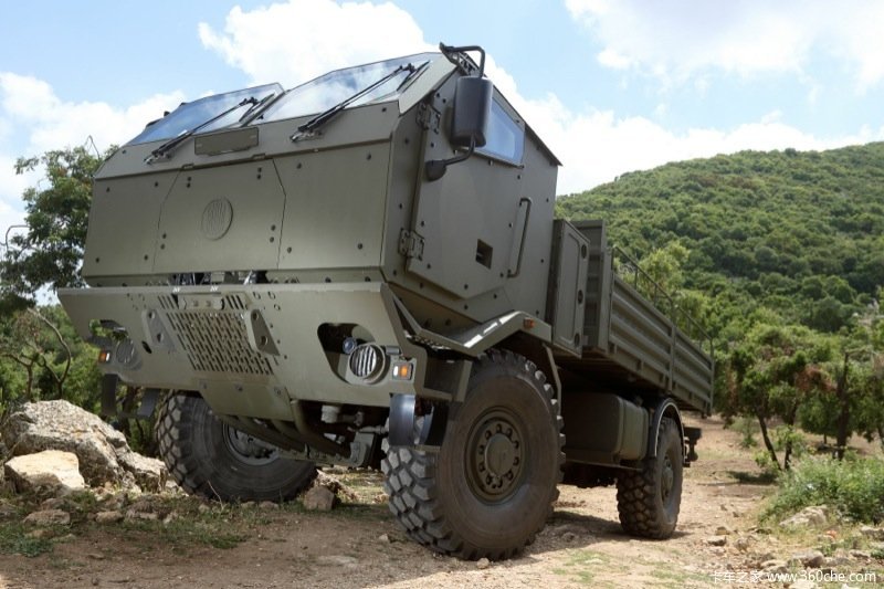 四驱装甲猛兽太拖拉展出新型军用卡车图片列表