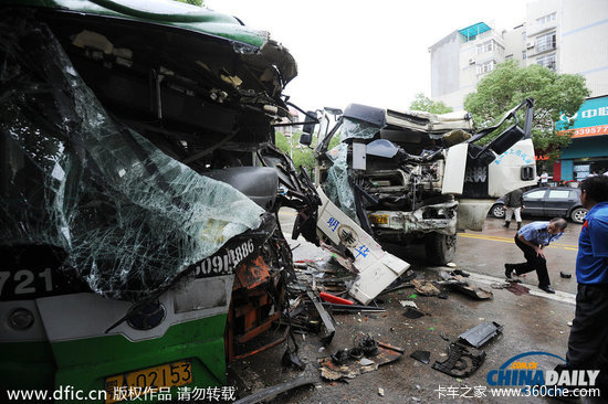 搅拌车失控撞公交车 车头深陷32人受伤