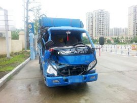 货车头严重破损要上路