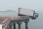 刹车失灵浙江货车冲出护栏车头凌空悬海