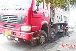 10条轮胎爆裂!自卸车“招惹”高压电线