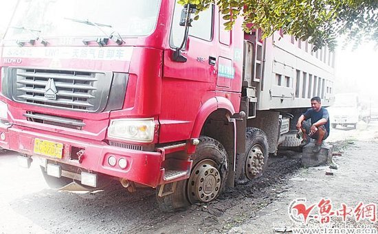 10条轮胎爆裂！自卸车“招惹”高压电线