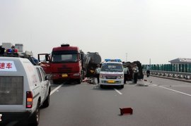 重型半挂车追尾半挂车