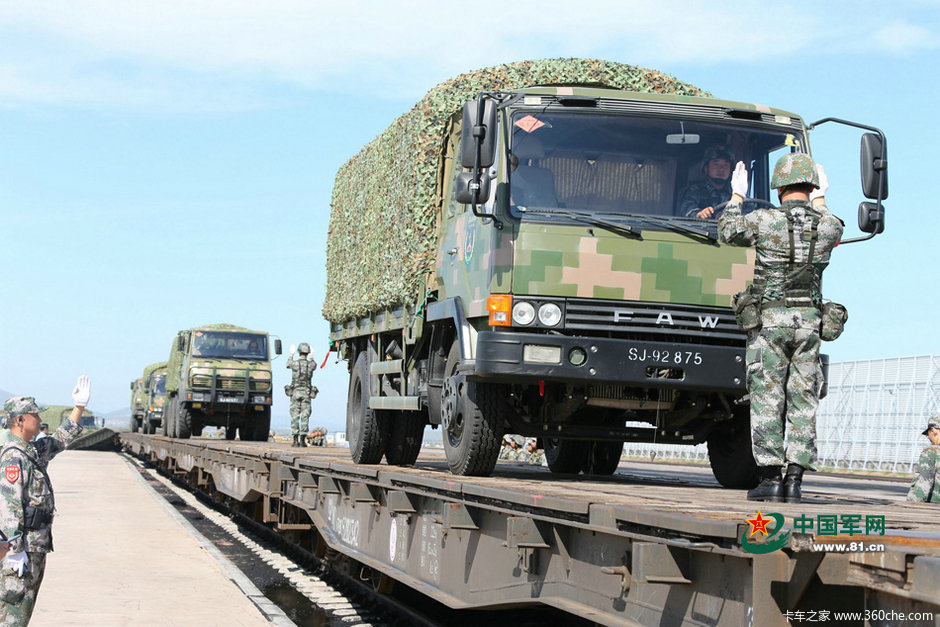 卡车也能飞解放军投送卡车开进运输机图片列表