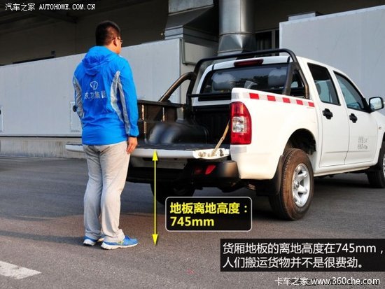 外观内饰仍以借鉴为主 实拍成功X1皮卡