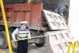 货车排队割栏板"降高"