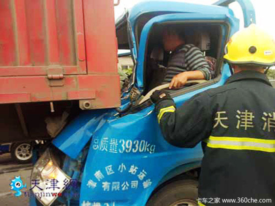 小货钻半挂车底两人被困 消防及时营救