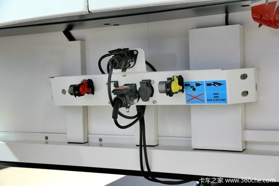 一车三用 看施密茨14米信息化冷藏挂车