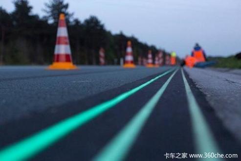 妙不可言  全球首条发光公路已投入使用