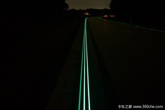 妙不可言  全球首条发光公路已投入使用